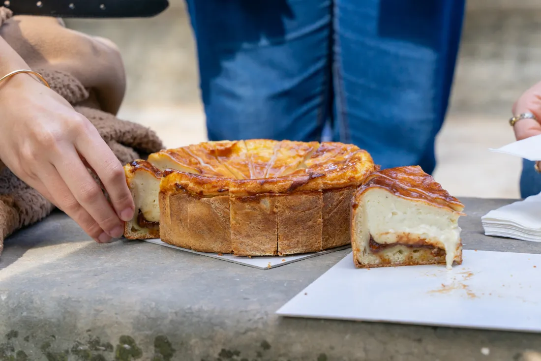 Un flan doré entamé, posé sur une table lors d'une dégustation