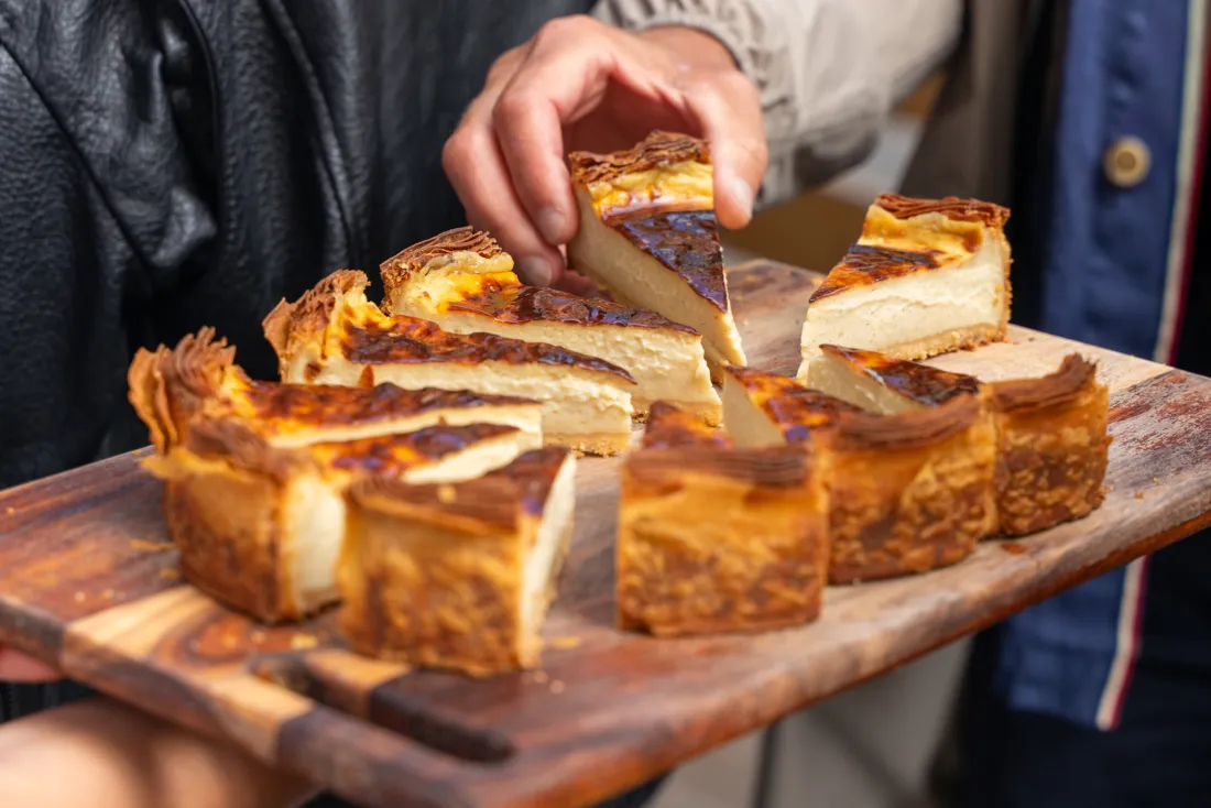 Des parts de flan feuilleté présentées sur une planche en bois