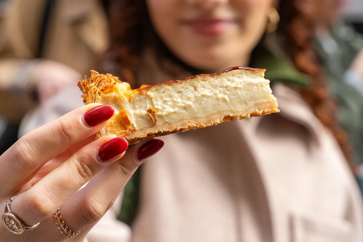 Une personne tenant une part de flan