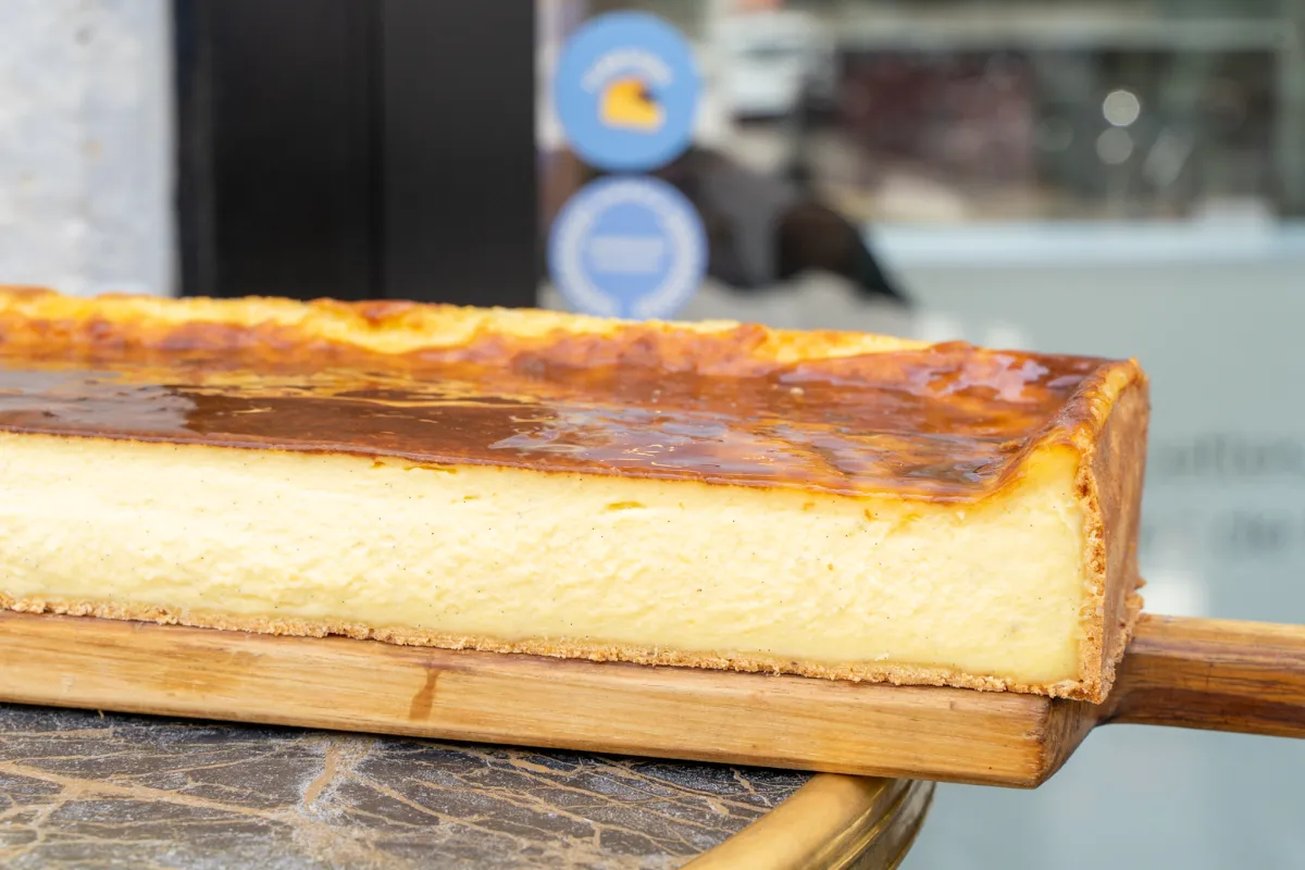 Un flan entier posé sur une planche devant une boutique